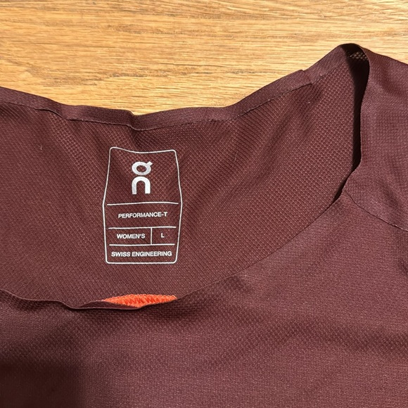 On Running Women’s Performance T, size L. Maroon front, coral/orange back. - Picture 4 of 5